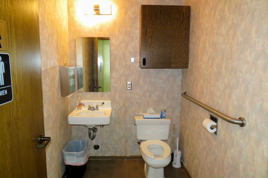 More Photos Of 1245 S Fabrique Dr, Wichita Flex For Sale