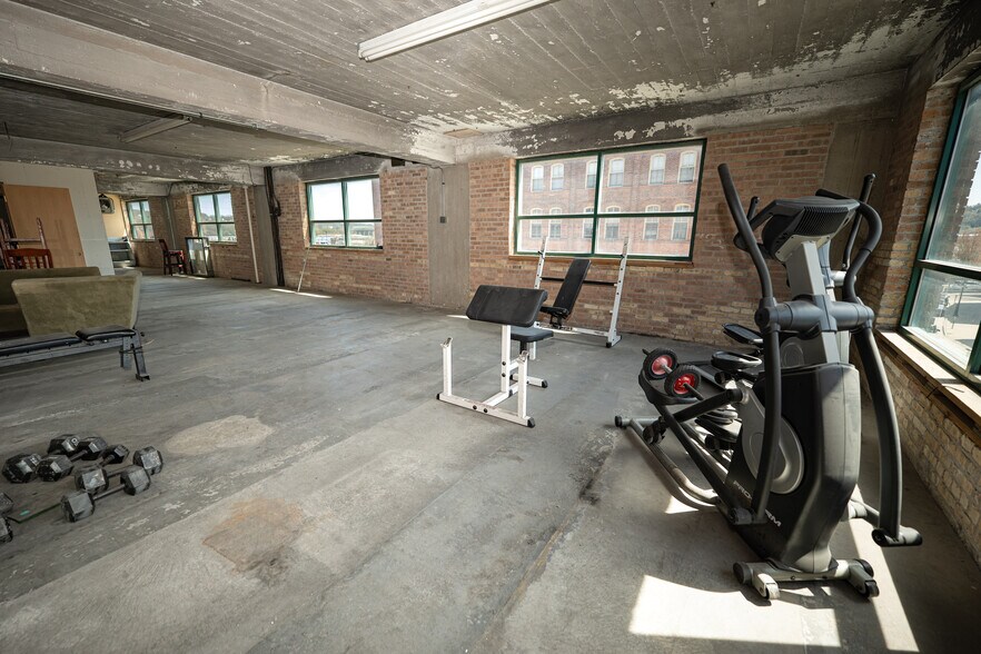 More Photos Of 100 Main St, Dubuque Flex For Sale