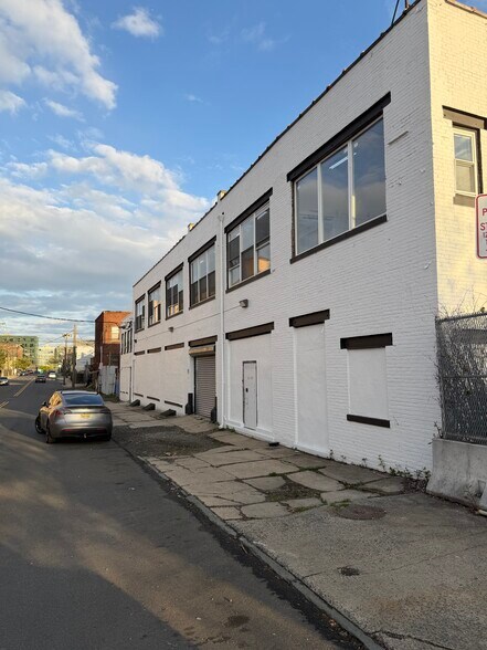 More Photos Of 60 Dickerson St, Newark Light Manufacturing For Lease