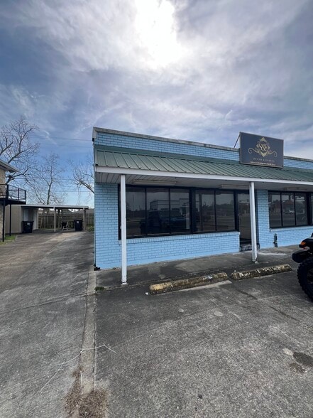 More Photos Of 7606-08 W Judge Perez dr, Arabi Flex For Lease