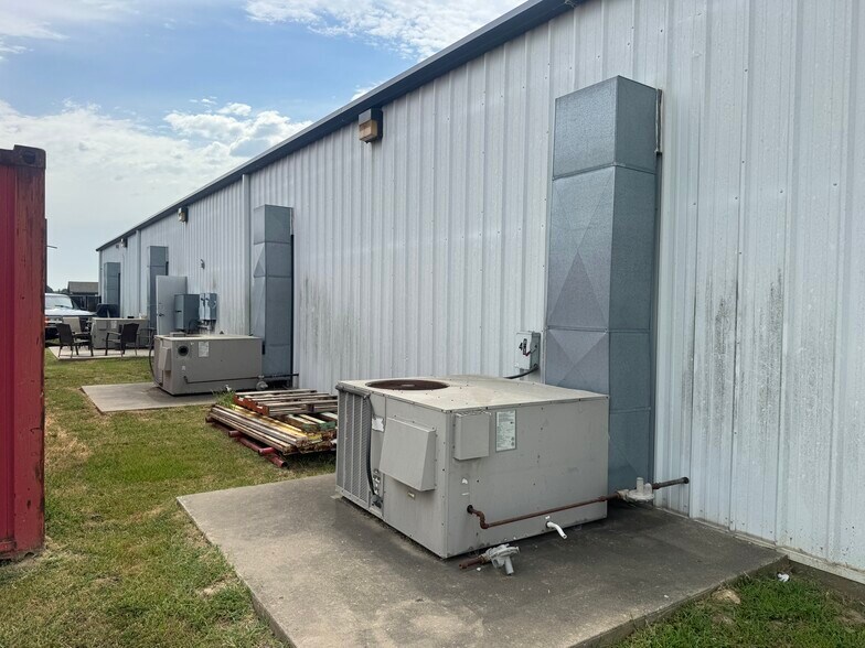 More Photos Of 204 S Hominy Ave, Skiatook Industrial For Sale