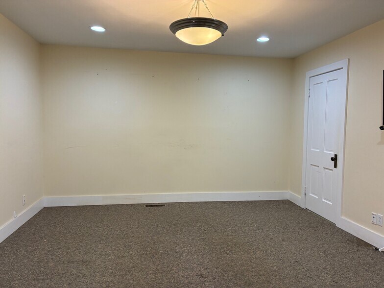 More Photos Of 76 Salem Tpke, Norwich Office For Sale