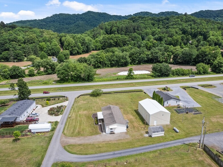 More Photos Of 25 Lester Ln, Waynesville Flex For Sale