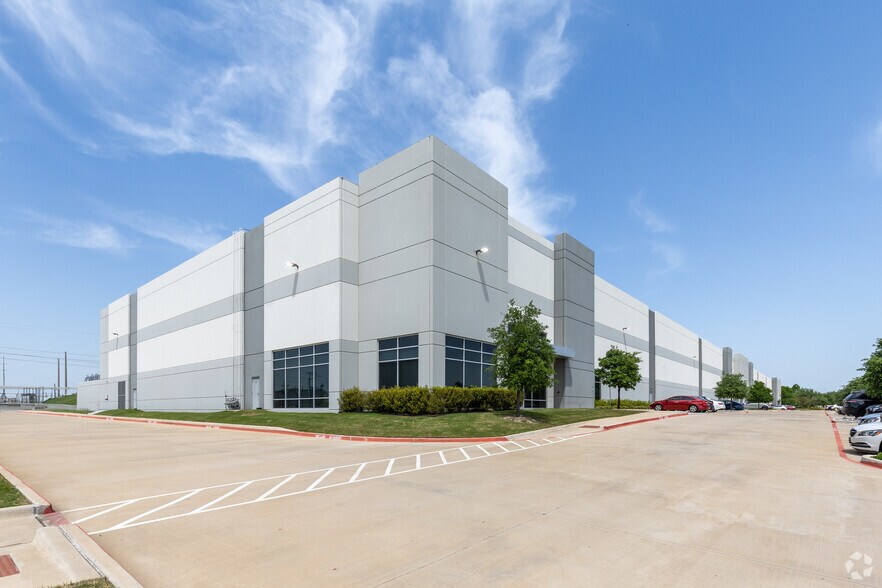 More Photos Of 2521-2529 Golden Bear Dr, Carrollton Distribution For Lease