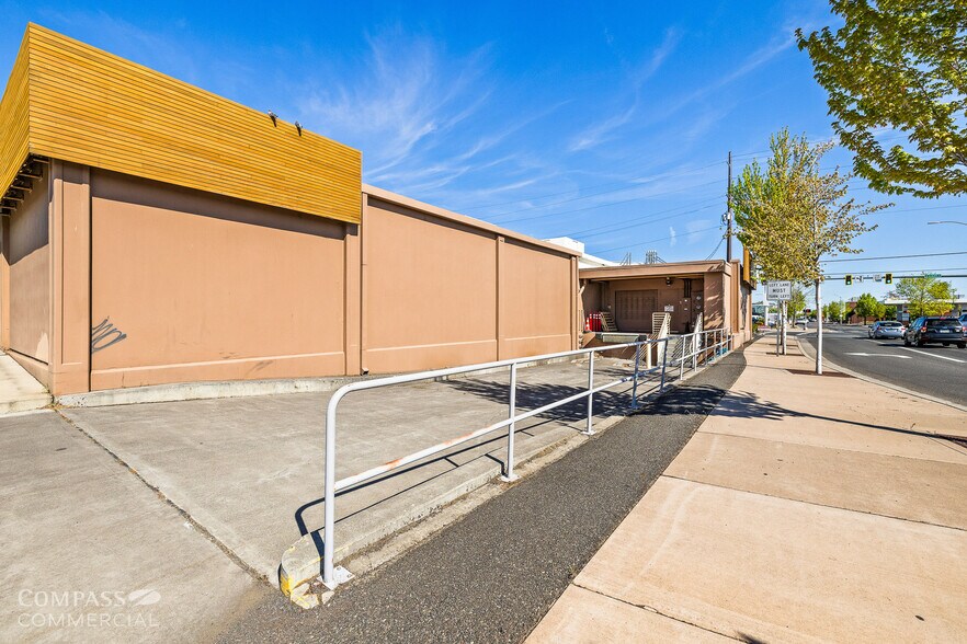 More Photos Of 732 SW 6th St, Redmond Freestanding For Lease