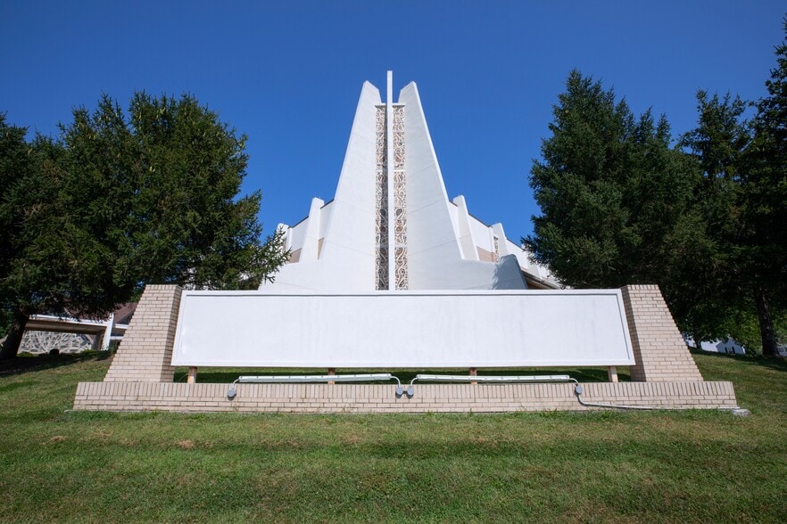 More Photos Of 600 NE 46th St, Kansas City Religious Facility For Sale