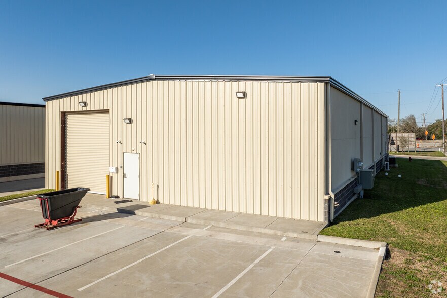 More Photos Of 4201 Gulf Fwy, Dickinson Showroom For Lease