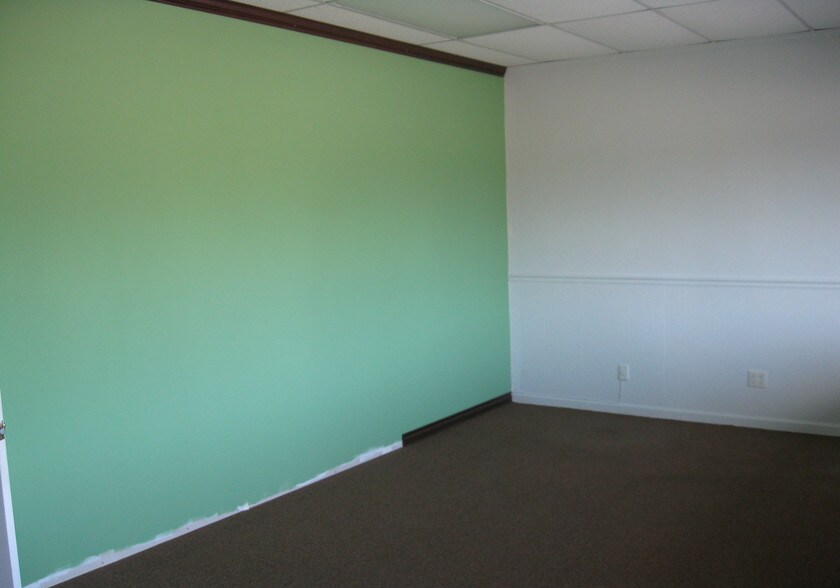 More Photos Of 2327-2331 NE Dixie Hwy, Jensen Beach General Retail For Lease
