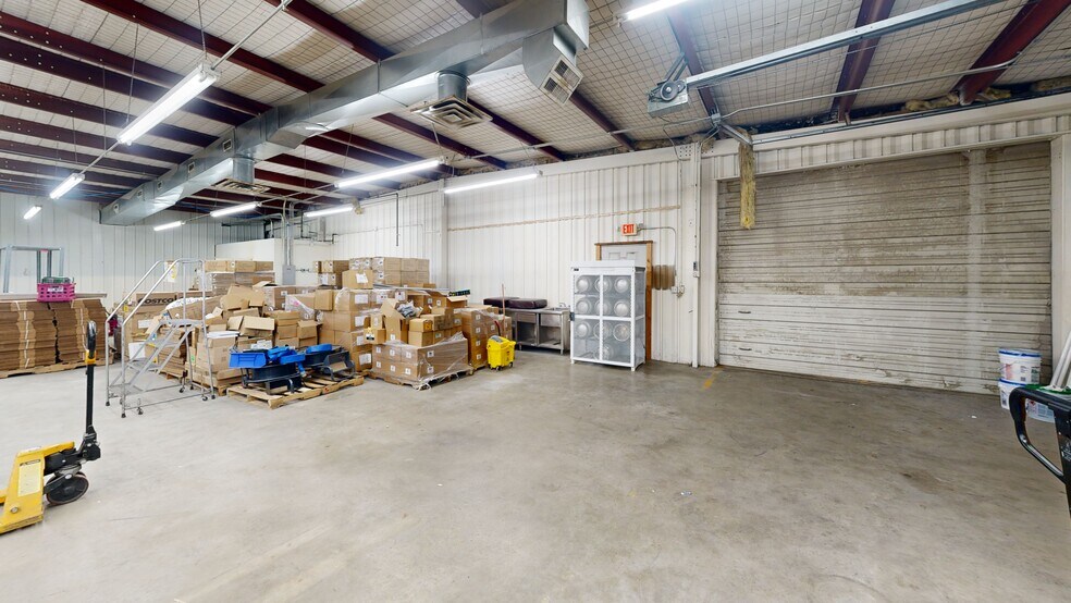 More Photos Of 555 N 13th St, Rogers Warehouse For Lease