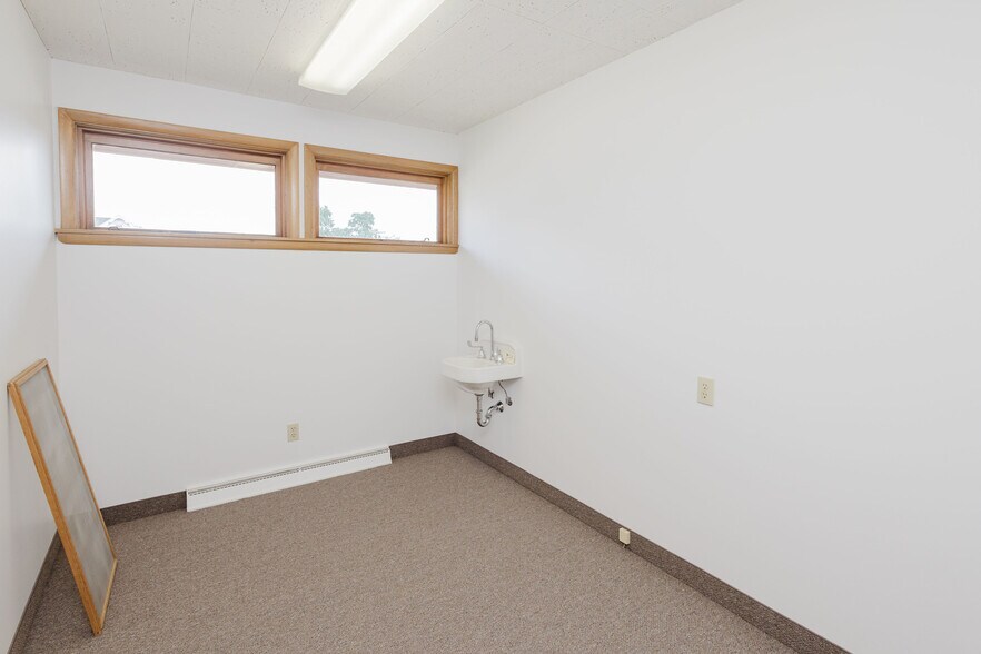 More Photos Of 506 Main St, Hollandale Office For Sale