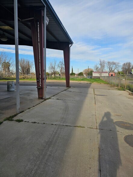 More Photos Of 103 N 1st St, Patterson Showroom For Lease