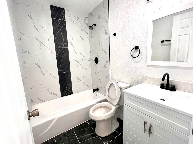 More Photos Of 2578 Jackson St, Fort Myers Apartments For Sale