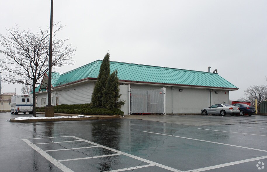 More Photos Of 7000 Tiffany S, Youngstown Restaurant For Lease