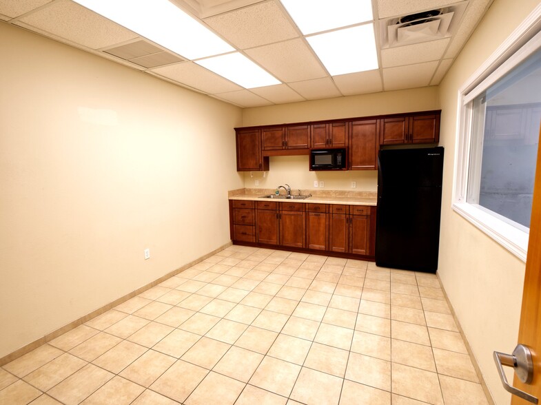 More Photos Of 402 Chairman Ct, DeBary Warehouse For Lease