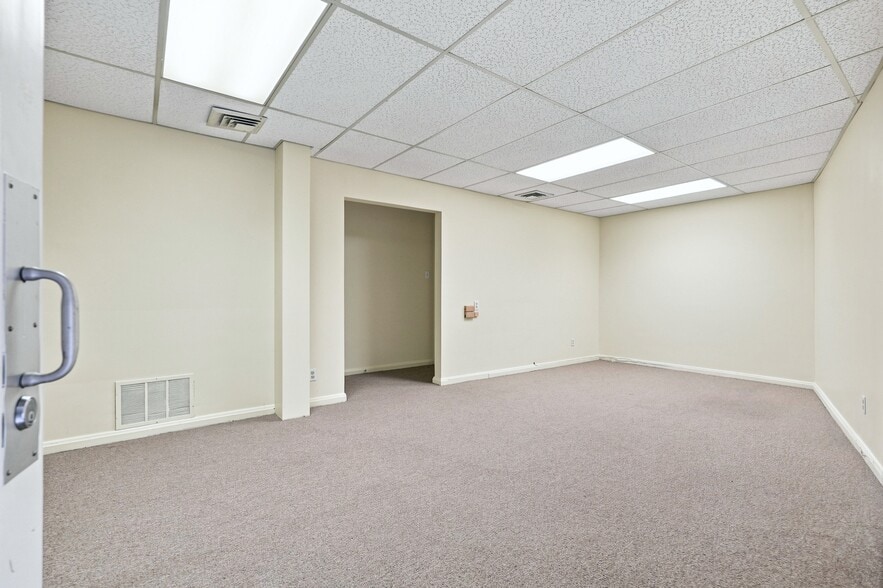 More Photos Of 3506 Memorial Ave, Lynchburg Office For Sale
