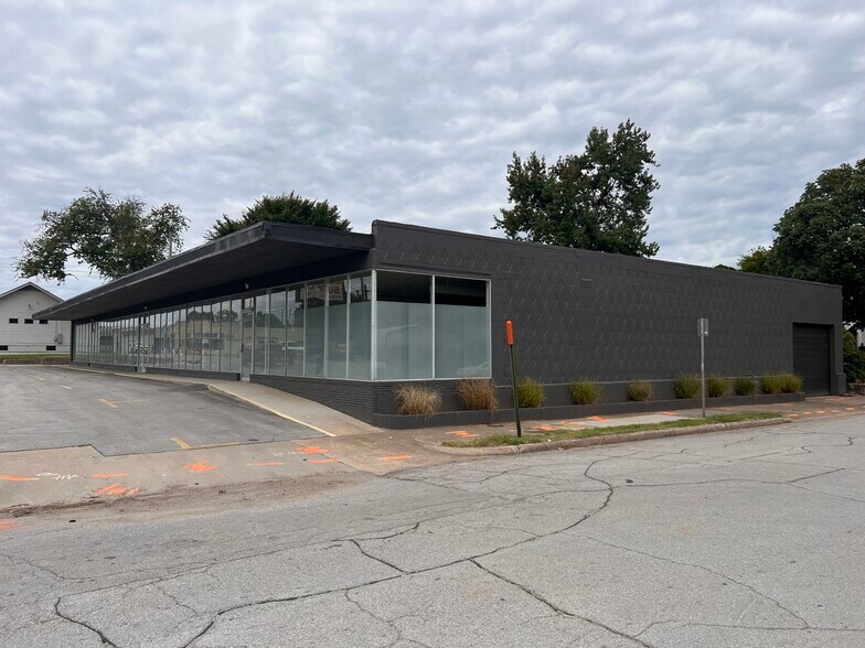 More Photos Of 3115 E 15th St, Tulsa Freestanding For Lease