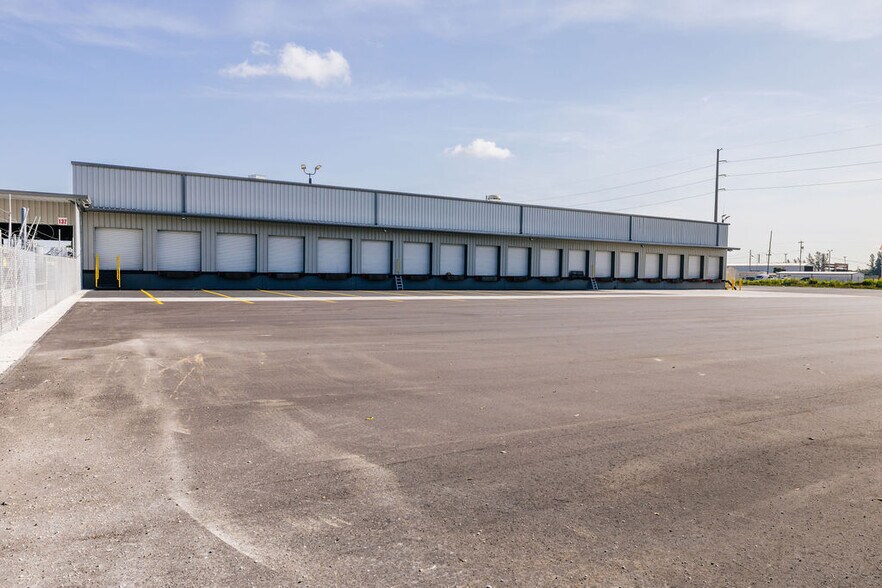 More Photos Of 7000 NW 60th St, Miami Warehouse For Lease