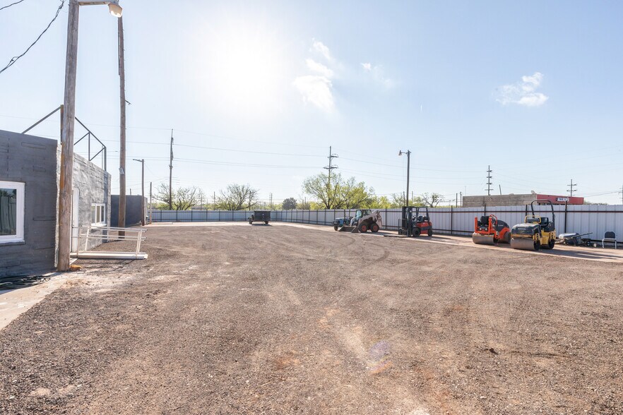 More Photos Of 769 Arnold Blvd, Abilene Flex For Sale