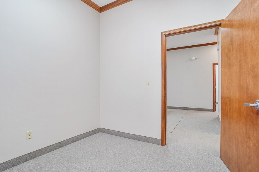 More Photos Of 120 W Aurora Rd, Northfield Medical For Lease