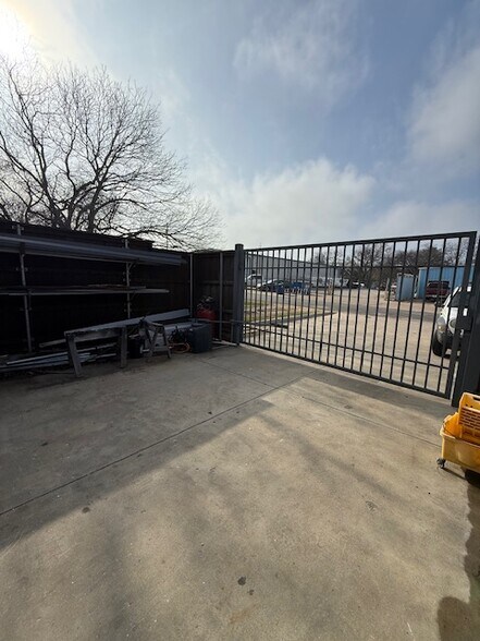 More Photos Of 504 N Breckenridge St, Ennis Warehouse For Sale