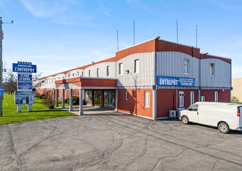 More Photos Of 126 Rue Jacques-Cartier N, St-Jean Storefront For Sale