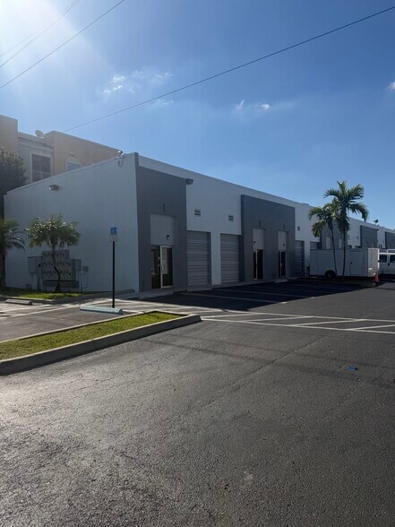 More Photos Of 1570 W 38th Pl, Hialeah Flex For Lease