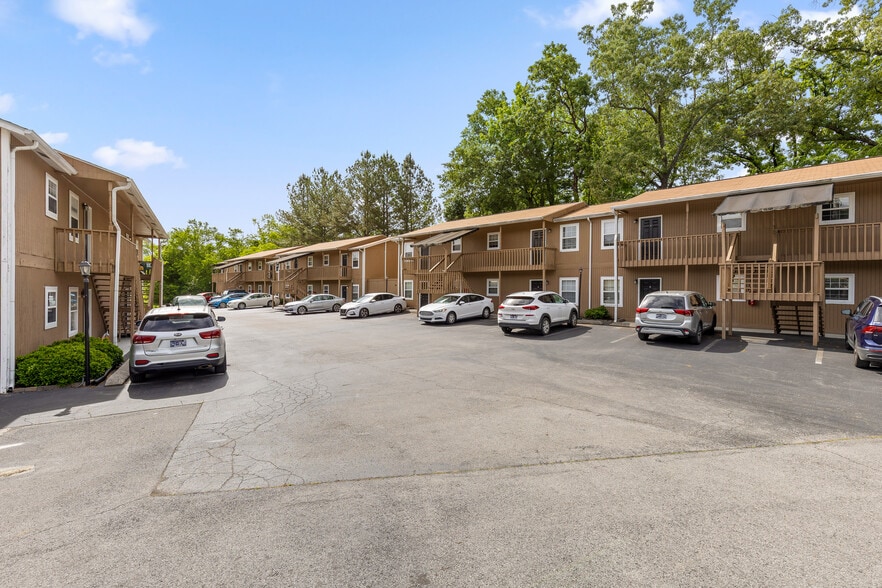 Primary Photo Of 1802 Hamill Rd, Hixson Apartments For Sale