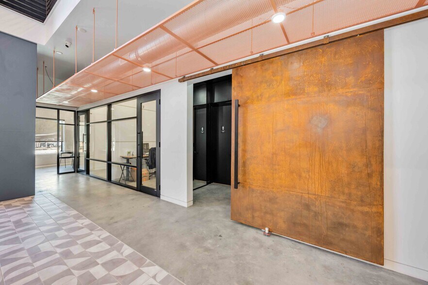 More Photos Of 5214 Harrisburg Blvd, Houston Office For Lease