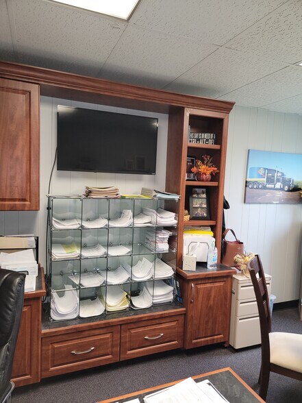 More Photos Of 695 Industrial Dr, Franklin Warehouse For Lease