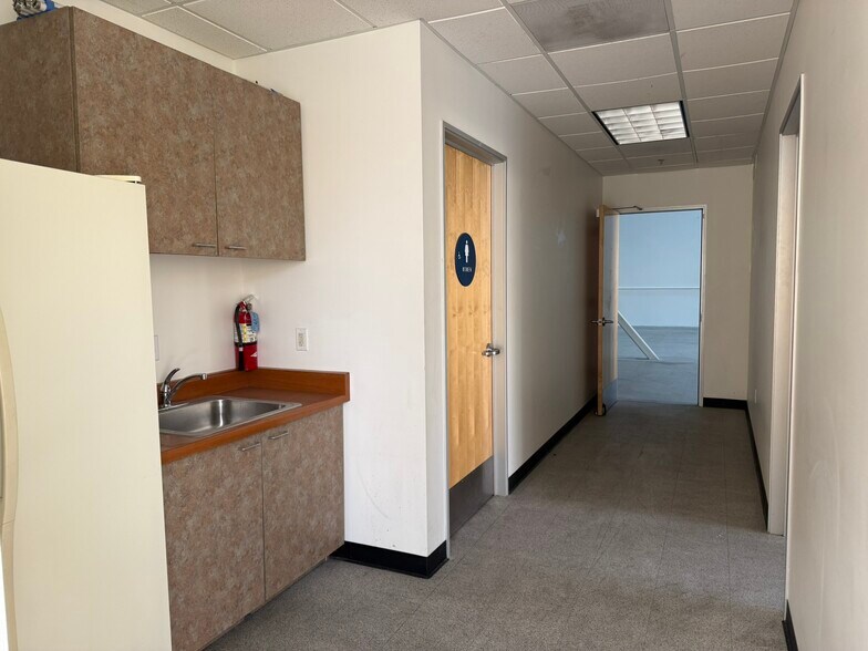 More Photos Of 34500 Gateway Dr, Palm Desert Warehouse For Lease
