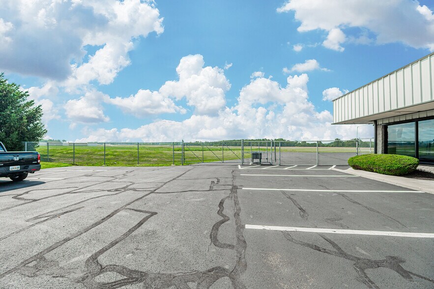 More Photos Of 300 Heath Rd, Heath Airplane Hangar For Sale