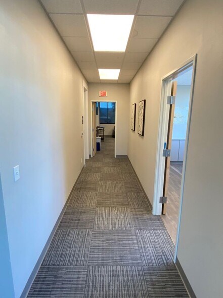 More Photos Of 735 E Clarendon St, Gladstone Office For Sale