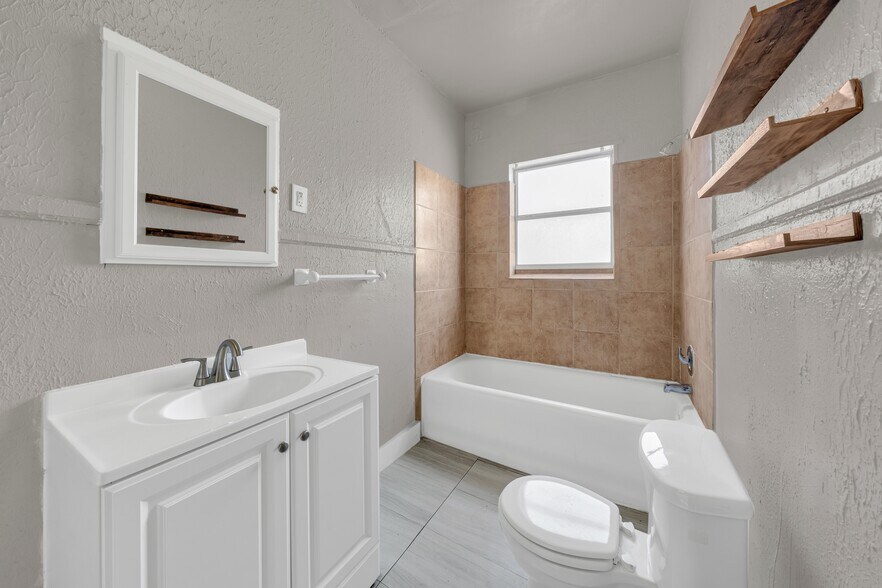 More Photos Of 1409 W Woodlawn Ave, San Antonio Apartments For Sale