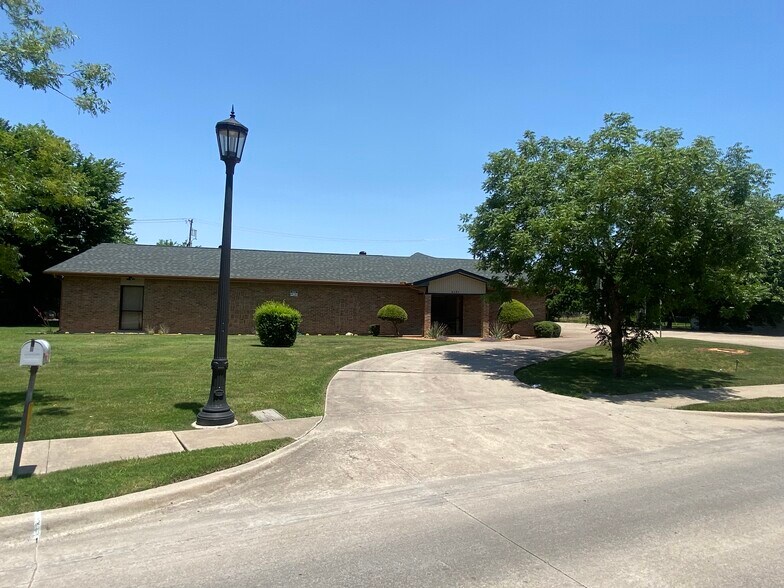Primary Photo Of 4121 Main St, Rowlett Medical For Sale