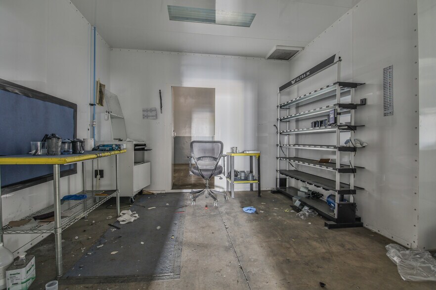 More Photos Of 9130 Glenoaks Blvd, Sun Valley Manufacturing For Lease