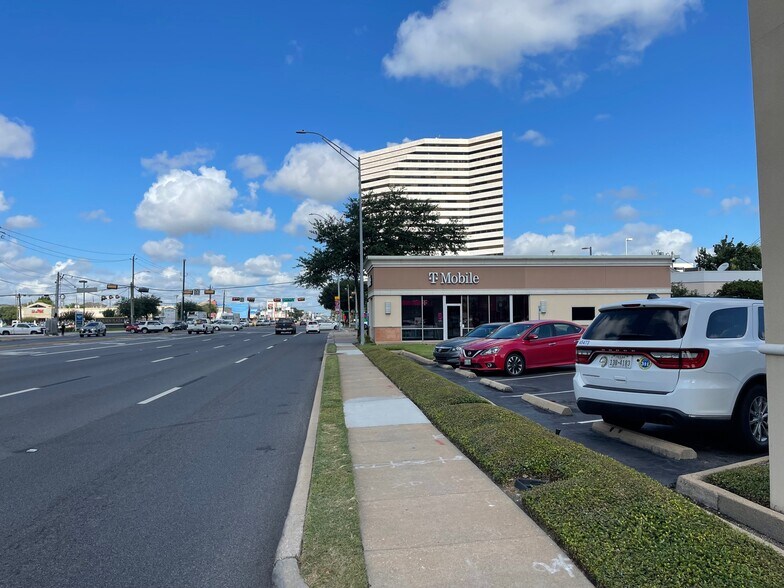 More Photos Of 5602 Westheimer Rd, Houston Unknown For Lease