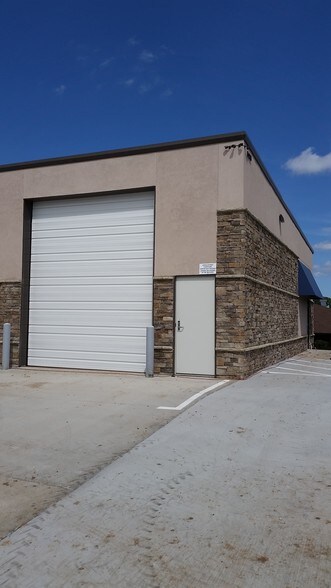 More Photos Of 8400 W 127th St, Overland Park Warehouse For Lease