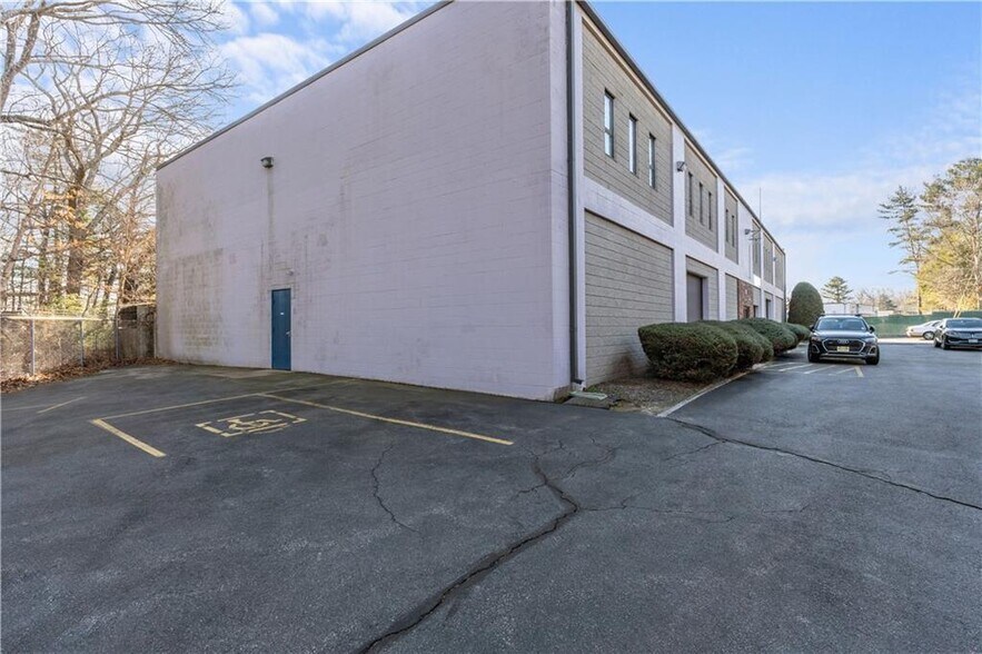More Photos Of 220 Old Baptist Rd, North Kingstown Warehouse For Lease