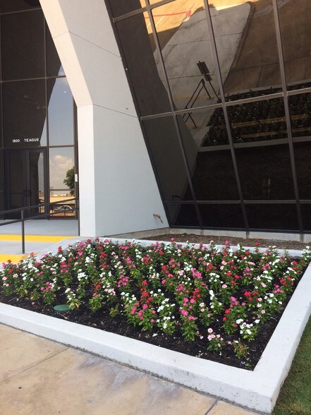 More Photos Of 1800 Teague Dr, Sherman Office For Lease