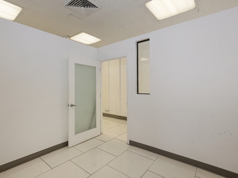 More Photos Of 320-330 E Manchester Blvd, Inglewood Bank For Lease