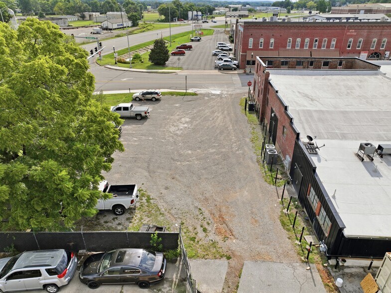 More Photos Of 409 Washington Ave, West Plains Flex For Sale