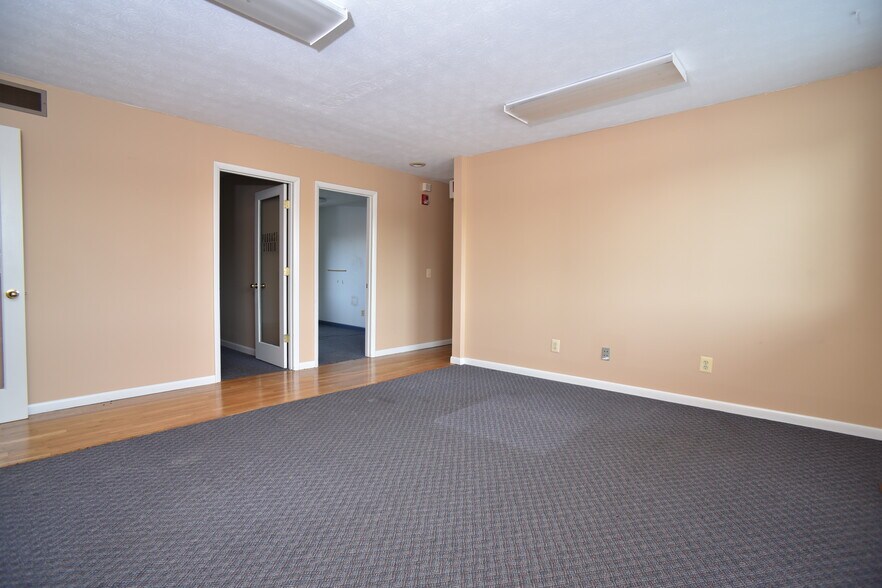 More Photos Of 40 Wildbriar Rd, Rochester Office For Lease