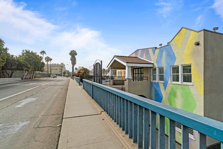 More Photos Of 1605 Ocean Front Walk, Santa Monica Storefront For Lease