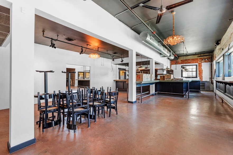More Photos Of 208 S Castell Ave, New Braunfels Restaurant For Lease