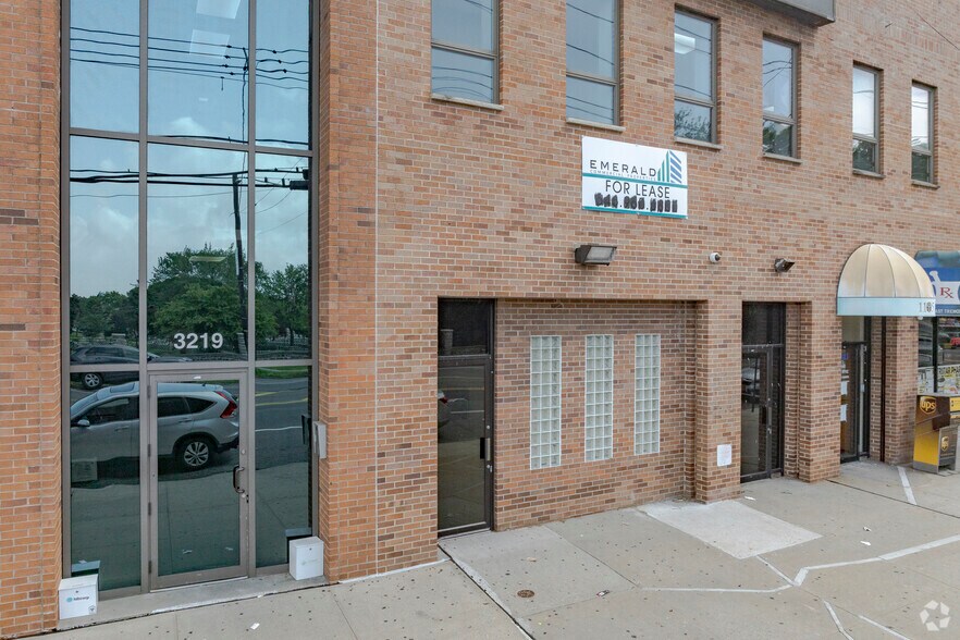 More Photos Of 3219-3223 E Tremont Ave, Bronx Medical For Lease