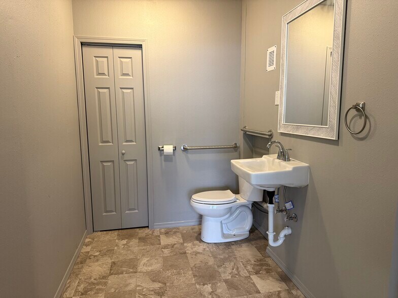 More Photos Of 3302-3304 Main St, Yakima Freestanding For Lease