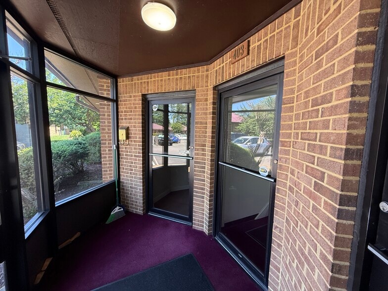 More Photos Of 403 Chatham Sq, Fredericksburg Office For Sale