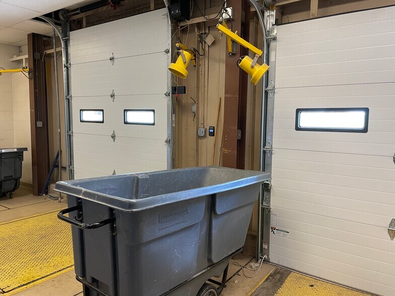 More Photos Of 1706 Governor Rd, Marshalltown Office For Sale