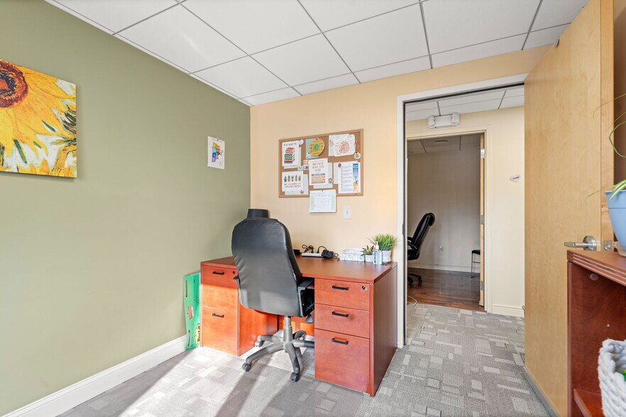 More Photos Of 103 Stiles Rd, Salem Medical For Sale