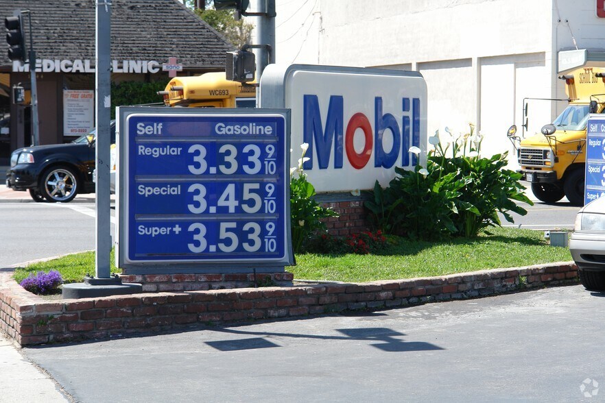 More Photos Of 1465 S Main St, Santa Ana Service Station For Lease